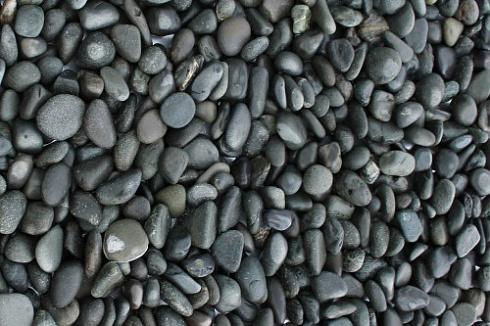 Kamenclub.ru: Галька речная окат (темно-серая) фр. 70-150 мм. купить  в Новокузнецке галька речная темно-серая, синяя, серая речная галька округлая  8000 руб/т   фото КАМЕНЬ КЛУБ