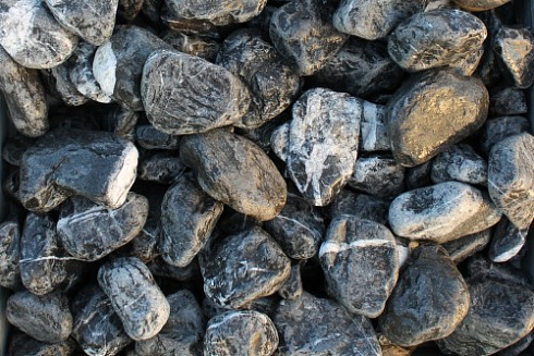 Kamenclub.ru: Щебень галтованный черный (мрамор) фр. 50-100 мм.  купить в Новокузнецке мрамор черный с белыми прожилками щебень ландшафтный мраморный 15000 руб/т   фото КАМЕНЬ КЛУБ