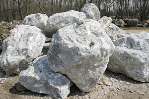 Kamenclub.ru: Мраморизированный известняк фр.500-1500 мм.  купить в Новокузнецке    10000 руб/т   фото КАМЕНЬ КЛУБ