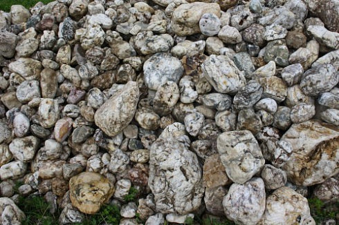 Kamenclub.ru: Кварцевый валунчик фр.100-300 мм.  купить в Новокузнецке кварц белый, бежевый молочный рыжий крупный природный камень галечник 7850 руб/т   фото КАМЕНЬ КЛУБ