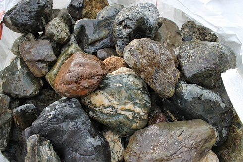 Kamenclub.ru: Ландшафтные валунчики фр.100-500 мм.  купить в Новокузнецке крупный природный камень серый, темно-серый, светло-серый речной валун крупный 4800 руб/т   фото КАМЕНЬ КЛУБ