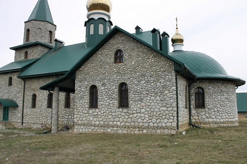 Kamenclub.ru: Галька речная плоская (бело-серая) фр. 100-200-300 мм. купить  в Новокузнецке галька речная плоская серый, белый, бело-серый, серо-белый речная галька плоская  9000 руб/т   фото КАМЕНЬ КЛУБ