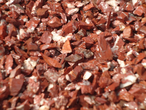 Kamenclub.ru: Щебень крошка красный (ЯШМА) фр. 20-40 мм.  купить в Новокузнецке яшма красный, бордовый декоративный ландшафтный щебень 9000 руб/т   фото КАМЕНЬ КЛУБ