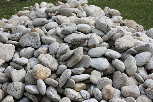 Kamenclub.ru: Бело-серый валунчик фр.100-300 мм.  купить в Новокузнецке крупный камень для ландшафта серый, белый бело-серый валун крупная галька 4500 руб/т   фото КАМЕНЬ КЛУБ