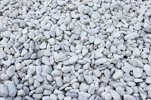Kamenclub.ru: Мраморная крошка (щебень галтованный белый) фр.10-20 мм.  купить в Новокузнецке мрамор белый, молочный, айвори окатанный округлый декоративный ландшафтный щебень 17000 руб/т   фото КАМЕНЬ КЛУБ