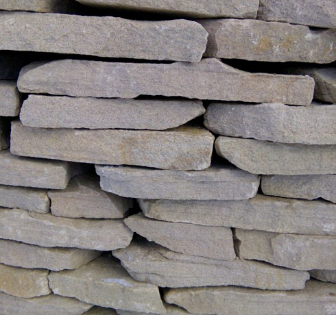 Kamenclub.ru: Песчаник пластушка светло-серый (3,0 см)  купить в Новокузнецке песчаник светло-серый, серый песчаник рваный ландшафтный колотый 13800 руб/м3   фото КАМЕНЬ КЛУБ