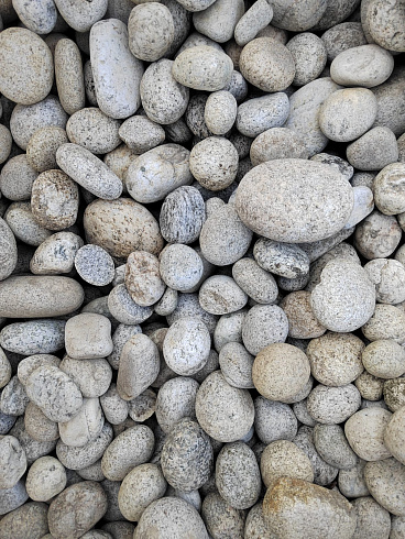 Kamenclub.ru: Галька речная окат (серо-белая) фр. 70-120 мм купить  в Новокузнецке галька галечник бело-серая, серо-белая, серая, белая речная природная галька  8000 руб/т   фото КАМЕНЬ КЛУБ