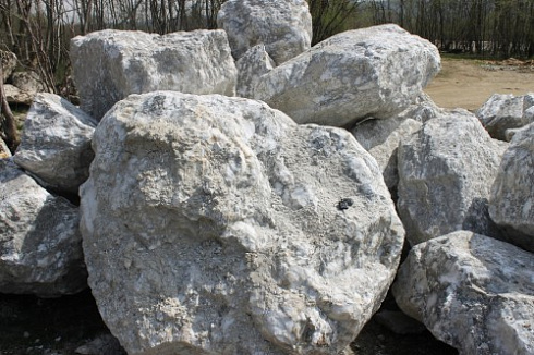 Kamenclub.ru: Мраморизированный известняк фр.500-1500 мм.  купить в Новокузнецке    10000 руб/т   фото КАМЕНЬ КЛУБ