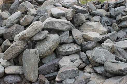 Kamenclub.ru: Гранит скальник (серо-зеленый) фр. 100-500 мм.  купить в Новокузнецке гранит зеленый, серый, салатовый крупный ландшафтный валун 6 000 руб/т   фото КАМЕНЬ КЛУБ