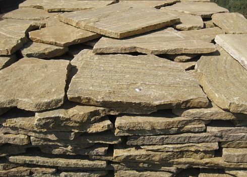 Kamenclub.ru: Песчаник пластушка желтый с рисунком (3 см)  купить в Новокузнецке песчаник желтый с рисунком, рыжий, желтый песчаник пластушка ландшафтная рваная 8 500 руб/м3   фото КАМЕНЬ КЛУБ