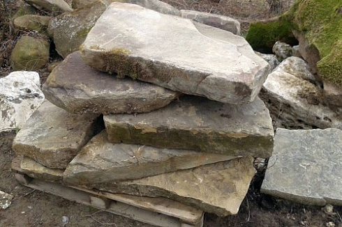 Kamenclub.ru: Песчаник плиты - плахи - пошаговые дорожки (фр. 70-150 мм)  купить в Новокузнецке песчаник серый бежевый желтый зеленый колотый песчаник строительный 6500 руб/т   фото КАМЕНЬ КЛУБ