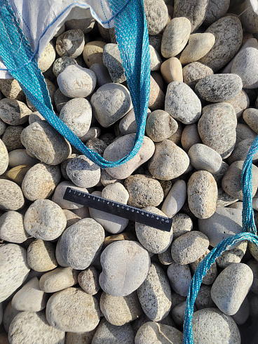 Kamenclub.ru: Галька речная окат (серо-белая) фр. 70-120 мм купить  в Новокузнецке галька галечник бело-серая, серо-белая, серая, белая речная природная галька  8000 руб/т   фото КАМЕНЬ КЛУБ