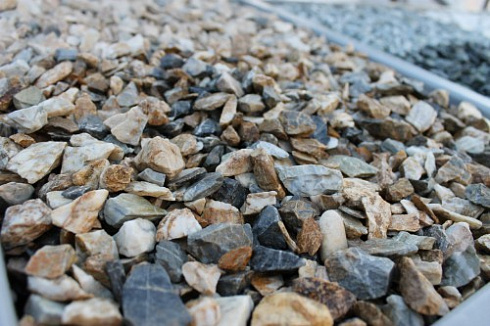 Kamenclub.ru: Мраморная крошка (щебень крошка медовый), фр. 10-20 мм.  купить в Новокузнецке песчаник бежевый, серый каменная ландшафтная крошка  12000 руб/т   фото КАМЕНЬ КЛУБ