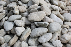 Kamenclub.ru: Бело-серый валунчик фр.100-300 мм.  купить в Новокузнецке крупный камень для ландшафта серый, белый бело-серый валун крупная галька 4500 руб/т   фото КАМЕНЬ КЛУБ