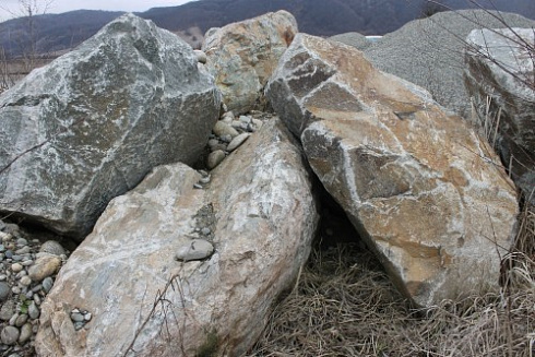 Kamenclub.ru: Гранит скальник (серо-зеленый) фр. 500-1500 мм.  купить в Новокузнецке гранит мрамор  серый зеленый темно-серый глыба скальная колотая ландшафтная 7 500 руб/т   фото КАМЕНЬ КЛУБ