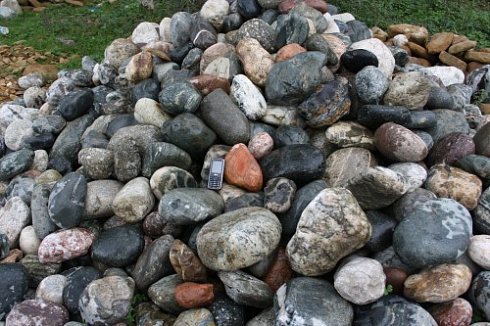 Kamenclub.ru: Ландшафтные валунчики фр.100-500 мм.  купить в Новокузнецке крупный природный камень серый, темно-серый, светло-серый речной валун крупный 4800 руб/т   фото КАМЕНЬ КЛУБ