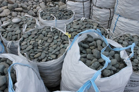 Kamenclub.ru: Темно-серый валунчик фр.100-300 мм.  купить в Новокузнецке крупный природный камень серый, темно-серый, светло-серый речная галька большого размера окатанная 4500 руб/т   фото КАМЕНЬ КЛУБ