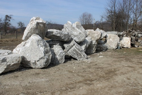 Kamenclub.ru: Мраморизированный известняк фр.500-1500 мм.  купить в Новокузнецке    10000 руб/т   фото КАМЕНЬ КЛУБ