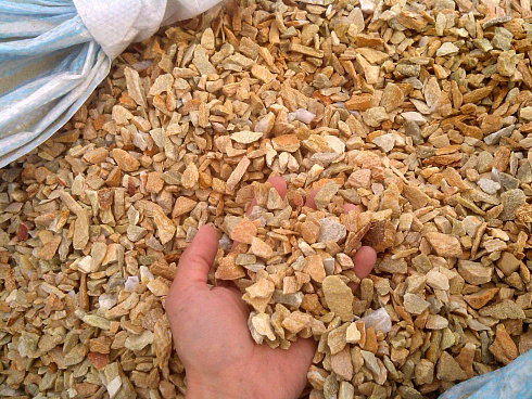 Kamenclub.ru: Щебень крошка желтый (ЗЛАТОЛИТ) фр. 10-20 мм.  купить в Новокузнецке златолит бежевый, золотистый, желтый каменная декоративная крошка щебня златолита 10800 руб/т   фото КАМЕНЬ КЛУБ