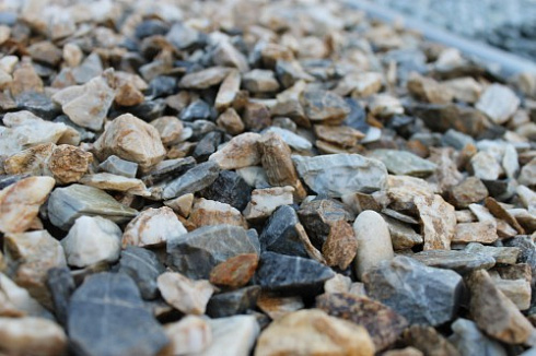 Kamenclub.ru: Мраморная крошка (щебень крошка медовый), фр. 10-20 мм.  купить в Новокузнецке песчаник бежевый, серый каменная ландшафтная крошка  12000 руб/т   фото КАМЕНЬ КЛУБ