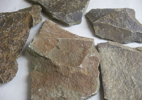 Kamenclub.ru: Песчаник пластушка "фонтанка" серо-зеленая (3,0-5,0 см)  купить в Новокузнецке песчаник серо-зеленая колотые плитки облицовочные пластушки 11400 руб/м3   фото КАМЕНЬ КЛУБ