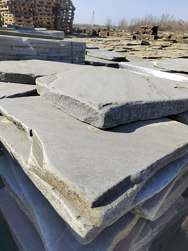 Kamenclub.ru: Песчаник пластушка галтованная светло-серая (3,0 см)  купить в Новокузнецке песчаник светло-серый, серый ландшафтный камень рваный колотый 21000 руб/м3   фото КАМЕНЬ КЛУБ