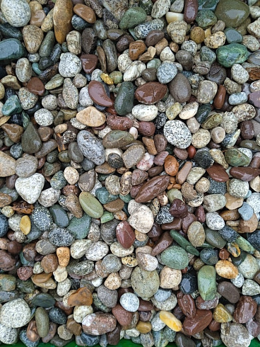 Kamenclub.ru: Галька речная окат цветная фр.5-10 мм. купить  в Новокузнецке галька речная белый, серый, красноватый, синий, темно-серый речная окатанная галька декоративная 6800 руб/т   фото КАМЕНЬ КЛУБ