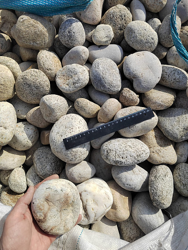 Kamenclub.ru: Галька речная окат (серо-белая) фр. 70-120 мм купить  в Новокузнецке галька галечник бело-серая, серо-белая, серая, белая речная природная галька  8000 руб/т   фото КАМЕНЬ КЛУБ