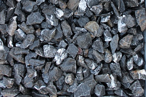 Kamenclub.ru: Щебень крошка черный (мрамор) фр. 20-40 мм.  купить в Новокузнецке мрамор черный с белыми прожилками мраморная каменная крошка 11000 руб/т   фото КАМЕНЬ КЛУБ