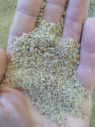 Кварцевый песок для площадок фр. 0,6-1,2 мм.  купить в Новокузнецке фото Камень Клуб