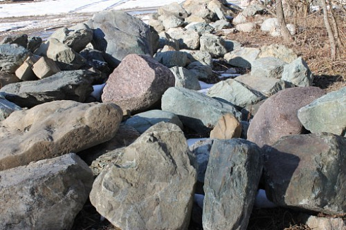 Kamenclub.ru: Гранит скальник (серо-зеленый) фр. 500-1500 мм.  купить в Новокузнецке гранит мрамор  серый зеленый темно-серый глыба скальная колотая ландшафтная 7 500 руб/т   фото КАМЕНЬ КЛУБ