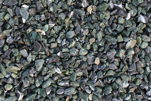 Kamenclub.ru: Мраморная крошка (щебень галтованный микс:зеленый-черный) фр.10-20 мм.  купить в Новокузнецке мрамор зеленый, черный декоративные ландшафтные окатанные округлые камни щебня 14500 руб/т   фото КАМЕНЬ КЛУБ