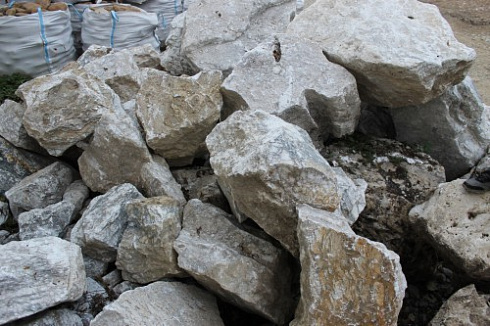 Kamenclub.ru: Мраморизированный известняк фр. 100-500 мм.  купить в Новокузнецке известняк серый белый темно-серый сероватый валун природного образования окатанный 10500 руб/т   фото КАМЕНЬ КЛУБ