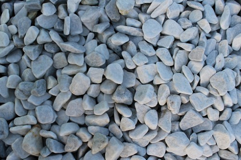 Kamenclub.ru: Мраморная крошка (щебень галтованный белый), фр.20-40 мм.  купить в Новокузнецке мрамор белый бежевый молочный мраморный щебень декоративный 17000 руб/т   фото КАМЕНЬ КЛУБ