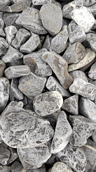 Kamenclub.ru: Щебень галтованный черный (мрамор) фр.40-70 мм.  купить в Новокузнецке мрамор черный с белыми прожилками, черный, белый щебень галтованный округлый 13500 руб/т   фото КАМЕНЬ КЛУБ