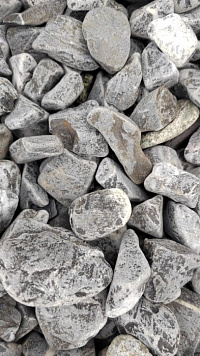 Kamenclub.ru: Щебень галтованный черный (мрамор) фр.40-70 мм.  купить в Новокузнецке мрамор черный с белыми прожилками, черный, белый щебень галтованный округлый 13500 руб/т   фото КАМЕНЬ КЛУБ