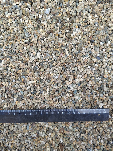 Kamenclub.ru: Галька речная окат (серая) фр.3-5 мм купить  в Новокузнецке галька речная серая бежевый темно-серый окатанный речной камень округлый 9500 руб/т   фото КАМЕНЬ КЛУБ