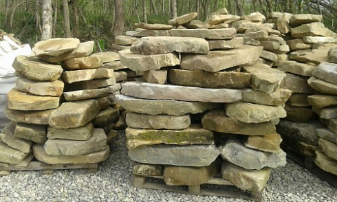 Kamenclub.ru: Песчаник плиты - плахи - пошаговые дорожки (фр. 70-150 мм)  купить в Новокузнецке песчаник серый бежевый желтый зеленый колотый песчаник строительный 6500 руб/т   фото КАМЕНЬ КЛУБ