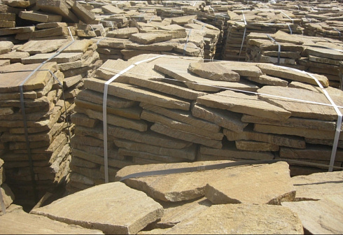 Kamenclub.ru: Песчаник пластушка желтый с рисунком (3 см)  купить в Новокузнецке песчаник желтый с рисунком, рыжий, желтый песчаник пластушка ландшафтная рваная 8 500 руб/м3   фото КАМЕНЬ КЛУБ