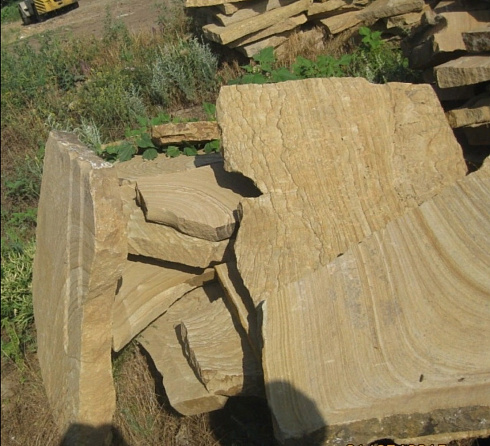 Kamenclub.ru: Форматный камень (плаха) пошаговая дорожка от 70-150 см (4 -12 см)  купить в Новокузнецке плитняк  форматный плаха желтый песчаник 9 000 руб/т   фото КАМЕНЬ КЛУБ