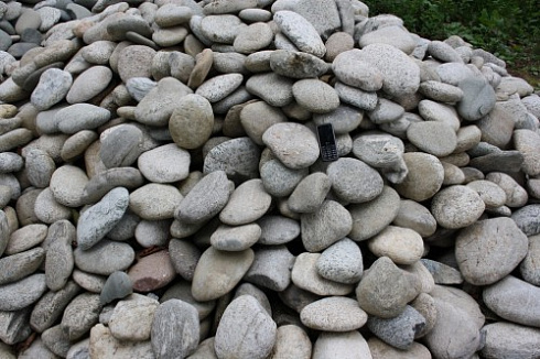 Kamenclub.ru: Галька речная плоская (бело-серая) фр. 100-200-300 мм. купить  в Новокузнецке галька речная плоская серый, белый, бело-серый, серо-белый речная галька плоская  9000 руб/т   фото КАМЕНЬ КЛУБ