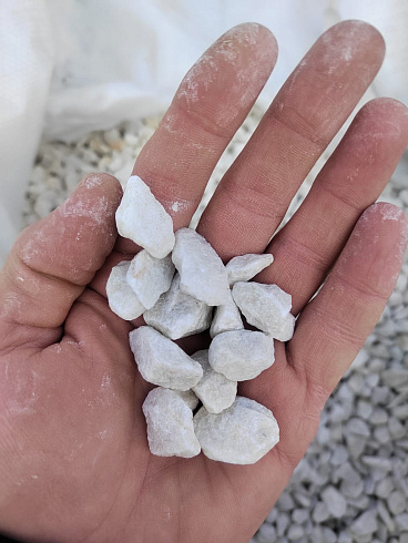 Kamenclub.ru: Мраморная крошка, щебень, цвет-белый, фр. 10-20 мм.  купить в Новокузнецке мрамор белый, молочный айвори каменная ландшафтная декоративная крошка шебня 12000 руб/т   фото КАМЕНЬ КЛУБ