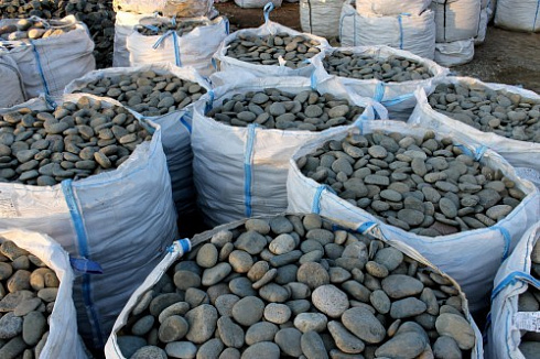 Kamenclub.ru: Галька речная плоская (темно-серая) фр. 100-200-300 мм. купить  в Новокузнецке галька речная плоская темно-серый, серый, синий речной галечник плоский 9000 руб/т   фото КАМЕНЬ КЛУБ