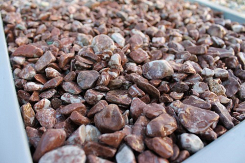 Kamenclub.ru: Мраморная крошка (щебень галтованный розовый) фр.10-20 мм.  купить в Новокузнецке мрамор розовый, красный ландшафтный декоративный окатанный округлый щебень 15000 руб/т   фото КАМЕНЬ КЛУБ