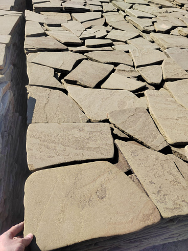 Kamenclub.ru: Песчаник галтованный для облицовки (фр. 2-5 см)  купить в Новокузнецке песчник рыжий желтый серый песчаник окатанный речной 6 000 руб/т   фото КАМЕНЬ КЛУБ