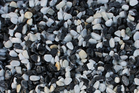 Kamenclub.ru: Мраморная крошка (щебень крошка микс : белый-черный-розовый) фр. 5-10 мм.  купить в Новокузнецке мрамор белый, черный, розовый, разноцветный микс декоративная мраморная каменная крошка 12000 руб/т   фото КАМЕНЬ КЛУБ