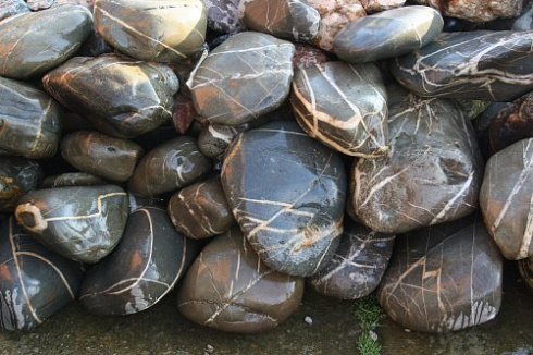 Kamenclub.ru: Валунчик Паутинник фр.100-300 мм  купить в Новокузнецке крупный природный камень галечник темно-серый с прожилками белый черный речной валунчик 5000 руб/т   фото КАМЕНЬ КЛУБ