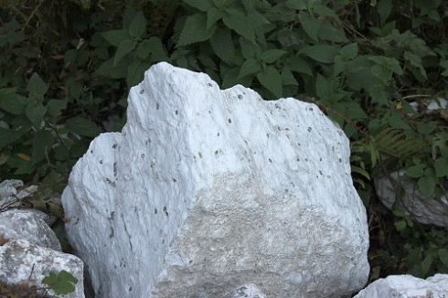 Kamenclub.ru: Мраморизированный известняк фр. 100-500 мм.  купить в Новокузнецке известняк серый белый темно-серый сероватый валун природного образования окатанный 10500 руб/т   фото КАМЕНЬ КЛУБ