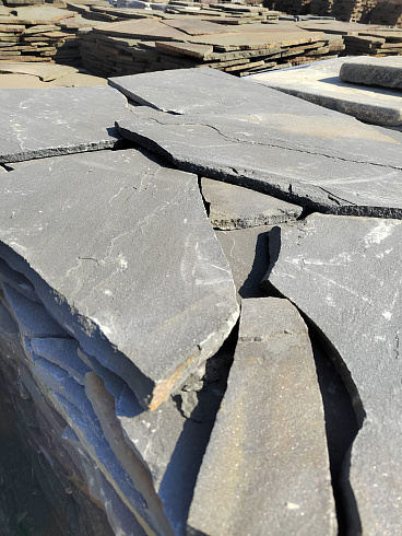 Kamenclub.ru: Песчаник пластушка светло-серый (2,0 см)  купить в Новокузнецке плитняк- ластушка светло-серый, серый рваный ландшафтный плитняк колотый 13800 руб/м3   фото КАМЕНЬ КЛУБ