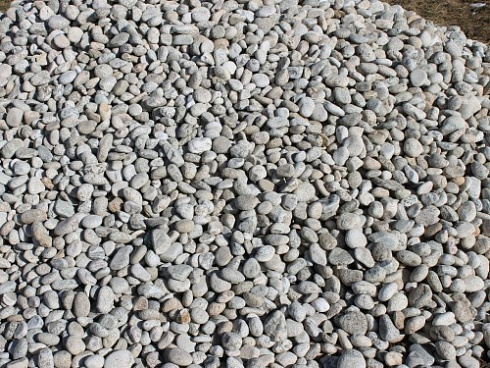 Kamenclub.ru: Галька речная окат (серо-белая) фр. 70-120 мм купить  в Новокузнецке галька галечник бело-серая, серо-белая, серая, белая речная природная галька  8000 руб/т   фото КАМЕНЬ КЛУБ